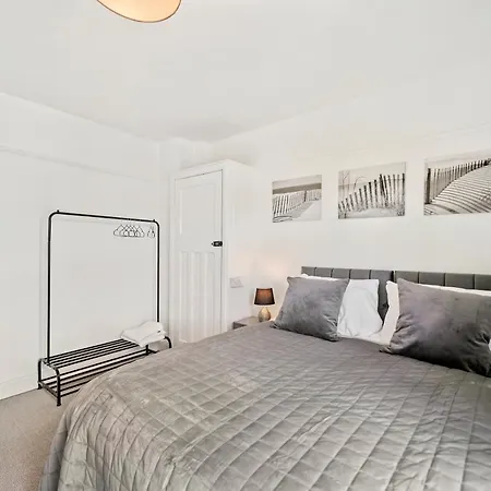 3 Bedroom House With Parking & Garden By Cherry Inn Short Lets & Serviced Accommodation Cambridge Exterior photo
