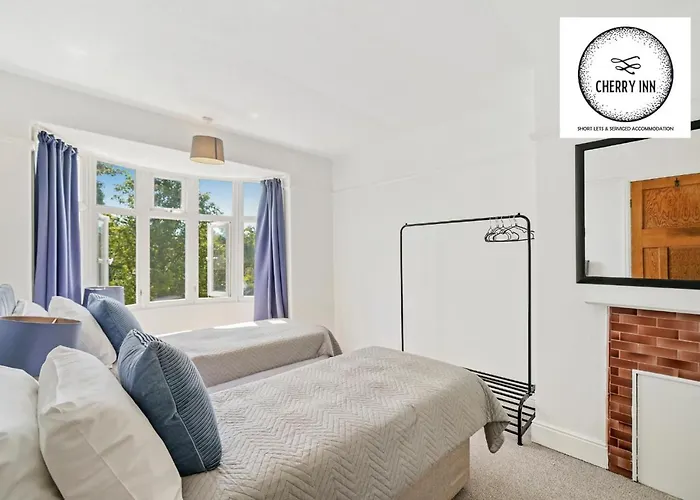 3 Bedroom House With Parking & Garden By Cherry Inn Short Lets & Serviced Accommodation Cambridge