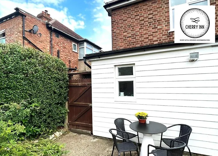 3 Bedroom House With Parking & Garden By Cherry Inn Short Lets & Serviced Accommodation Cambridge