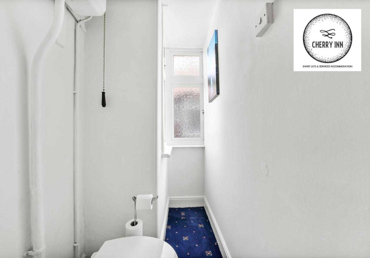 3 Bedroom House With Parking & Garden By Cherry Short Lets & Serviced