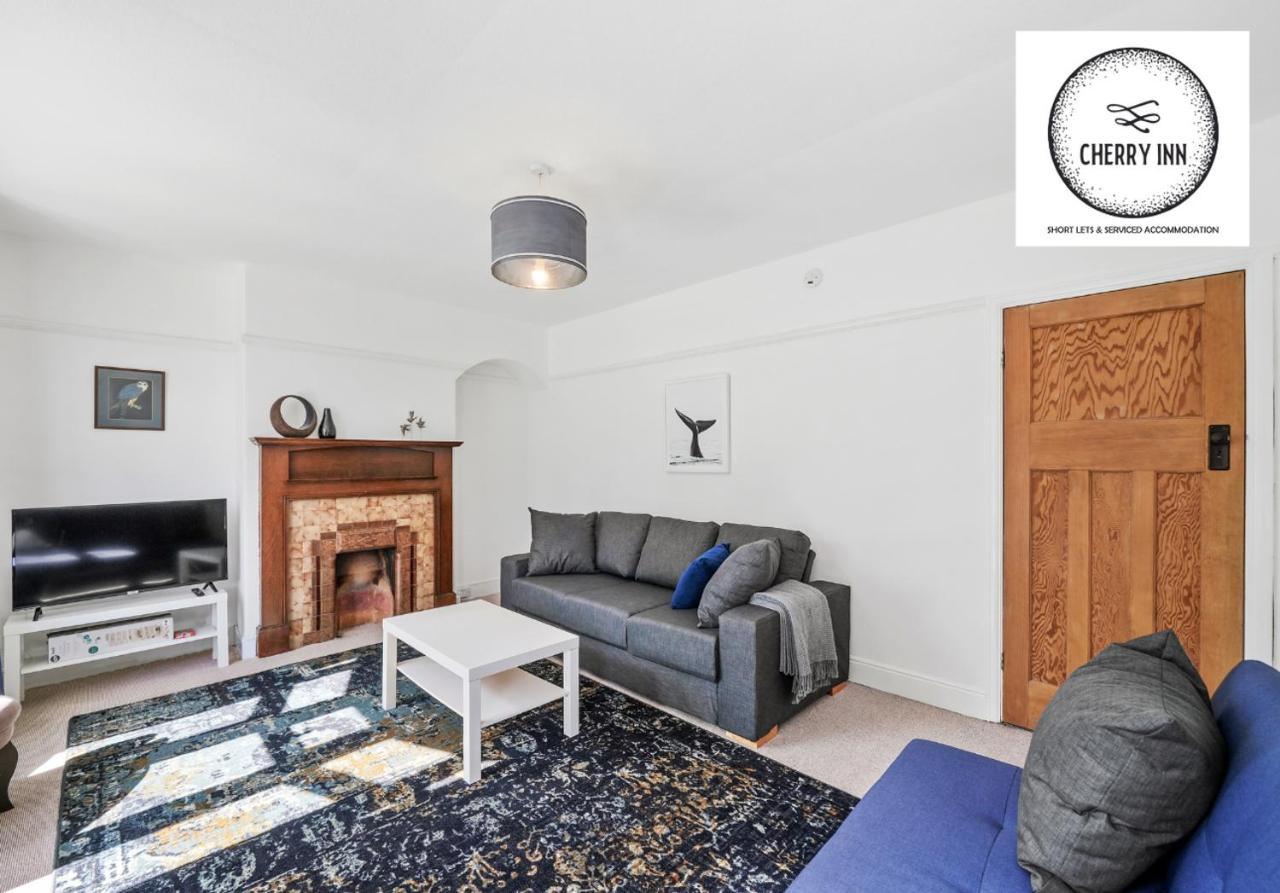 3 Bedroom House With Parking & Garden By Cherry Short Lets & Serviced Apartment *