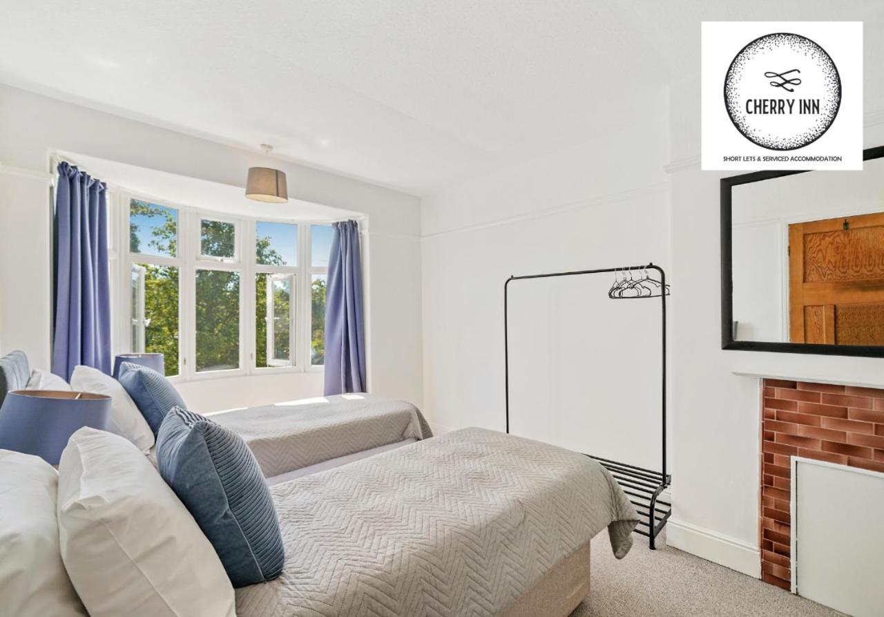 Apartment 3 Bedroom House With Parking & Garden By Cherry Short Lets & Serviced *