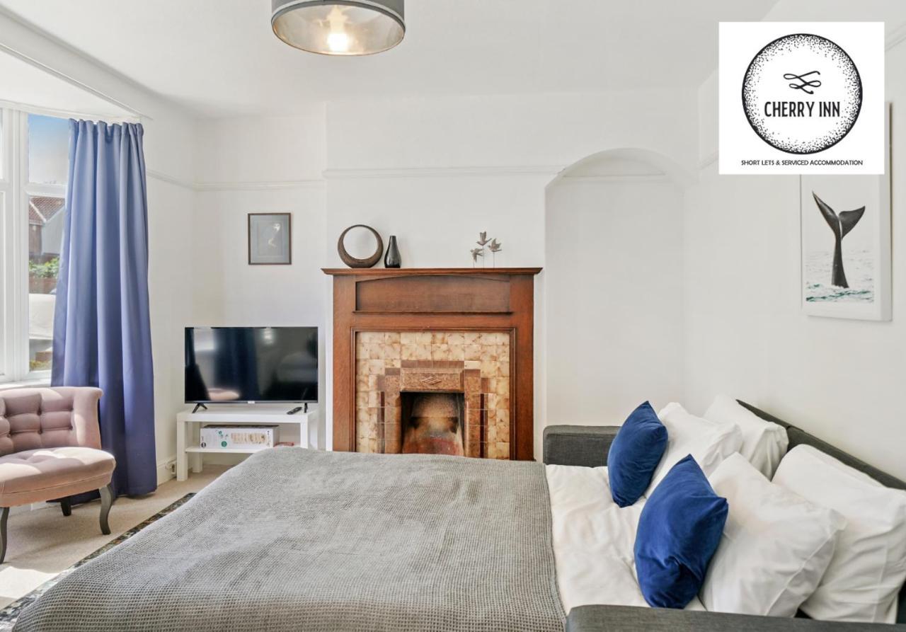 Apartment 3 Bedroom House With Parking & Garden By Cherry Short Lets & Serviced *