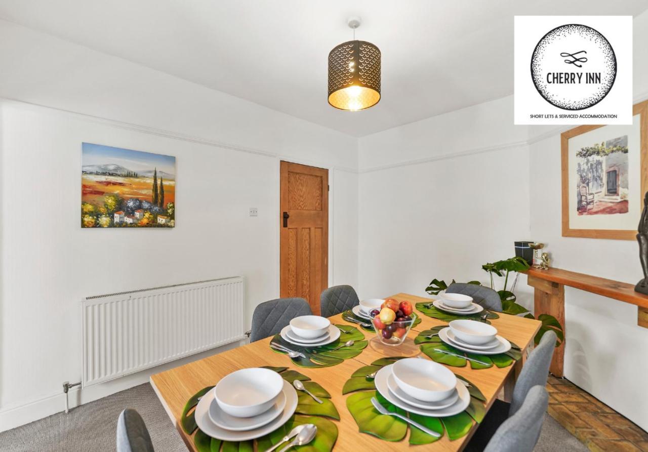 Apartment 3 Bedroom House With Parking & Garden By Cherry Short Lets & Serviced *