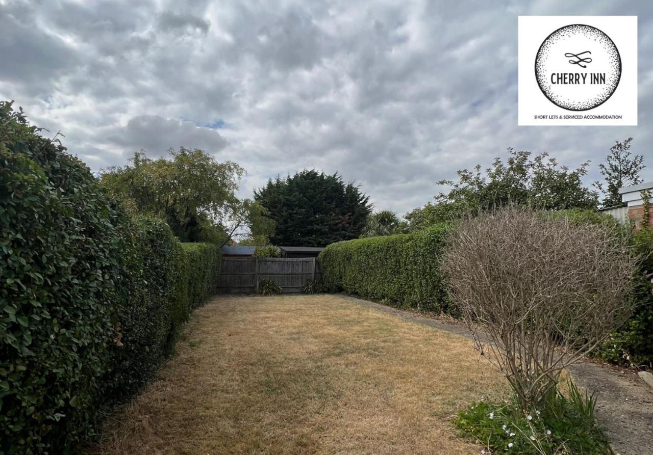 3 Bedroom House With Parking & Garden By Cherry Short Lets & Serviced *