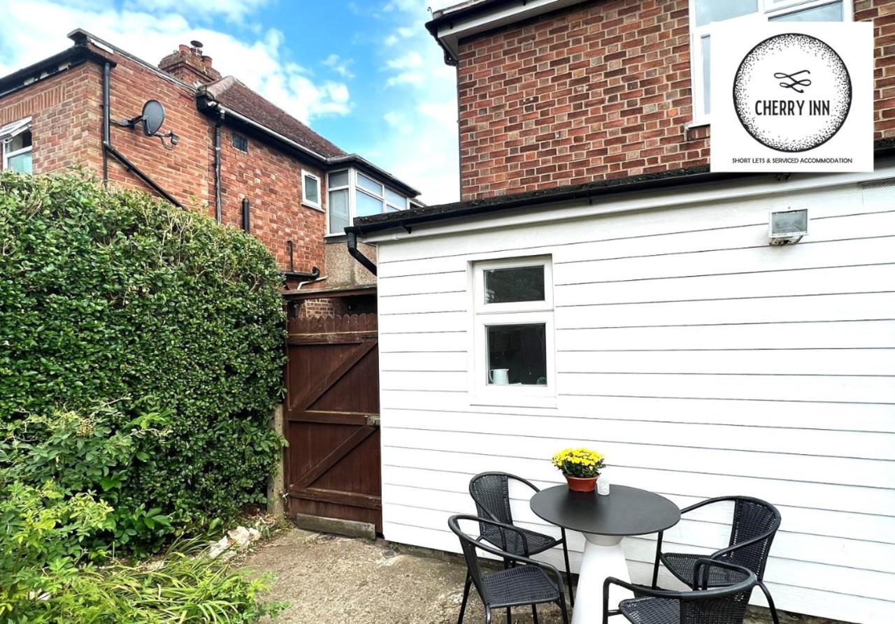 3 Bedroom House With Parking & Garden By Cherry Short Lets & Serviced Apartment